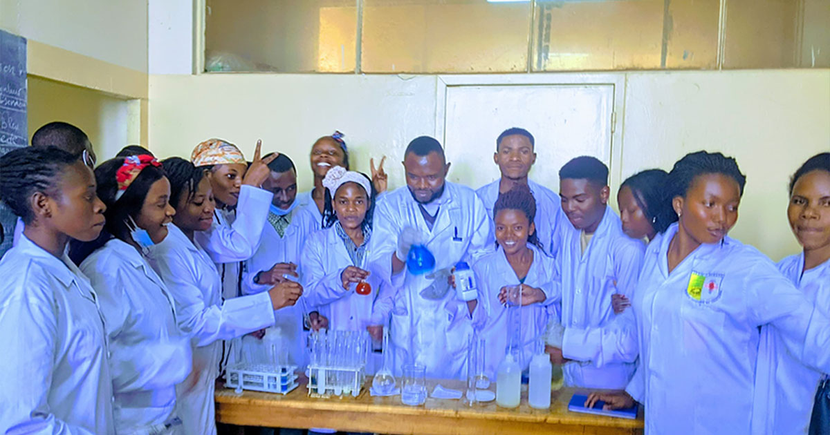 Etudiants de l'ISTM Bukavu en travaux pratiques